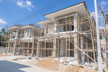 İnşaat alanındaki yeni konut inşaatı devam ediyor.