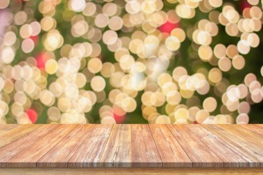 Boş ahşap masa üstü, bulanık Noel ağacı ve bokeh ışıklı arka plan