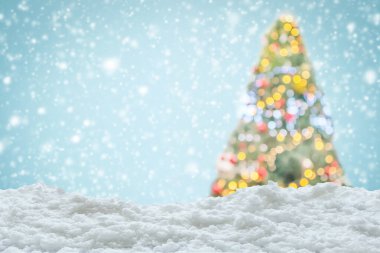 Boş beyaz kar ve bulanık Noel ağacı arkaplanı