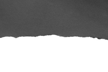 Siyah yırtılmış kağıt kenarları beyaz arkaplanda izole edilmiş.