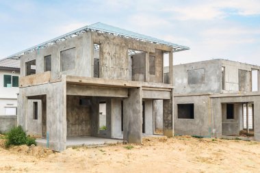 İnşaat sahasında prefabrikasyon sistemi olan yeni bir ev inşa ediliyor.