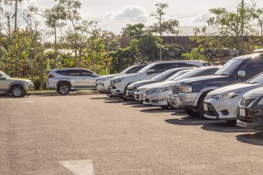 Arabalar açık otoparka park edilmiş.