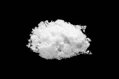 Siyah arkaplanda beyaz kar izole edilmiş. Yakın plan.