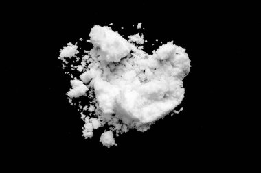 Siyah arkaplanda beyaz kar izole edilmiş. Yakın plan.