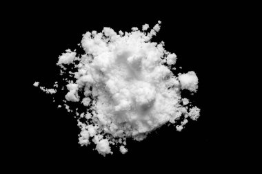 Siyah arkaplanda beyaz kar izole edilmiş. Yakın plan.