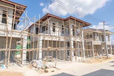 İnşaat alanındaki yeni konut inşaatı devam ediyor.