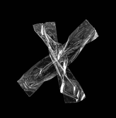 Yapışkan plastik bant siyah arkaplanda izole edildi