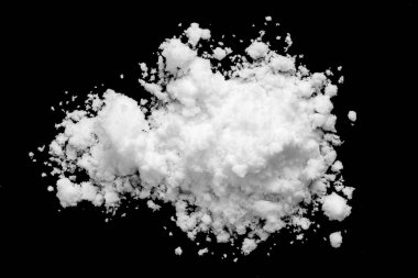 Siyah arkaplanda beyaz kar izole edilmiş. Yakın plan.