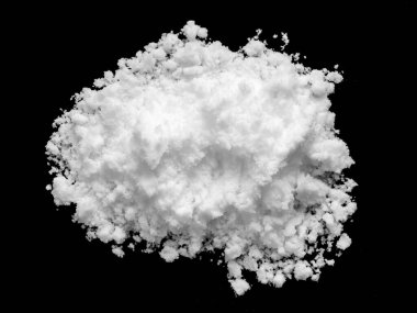 Siyah arkaplanda beyaz kar izole edilmiş. Yakın plan.