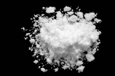 Siyah arkaplanda beyaz kar izole edilmiş. Yakın plan.