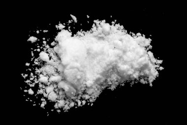 Siyah arkaplanda beyaz kar izole edilmiş. Yakın plan.