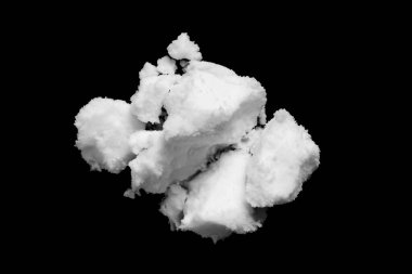 Siyah arkaplanda beyaz kar izole edilmiş. Yakın plan.