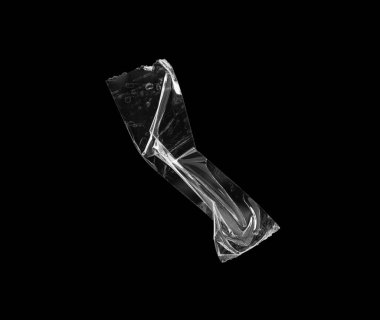 Yapışkan plastik bant siyah arkaplanda izole edildi