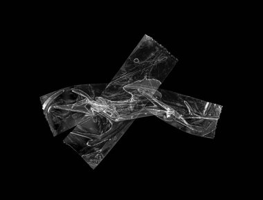 Yapışkan plastik bant siyah arkaplanda izole edildi