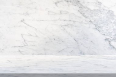 Mokup ürün görüntüleme şablonu için doğal duvar dokusu arka planına sahip beyaz mermer tablo