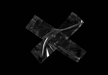 Yapışkan plastik bant siyah arkaplanda izole edildi