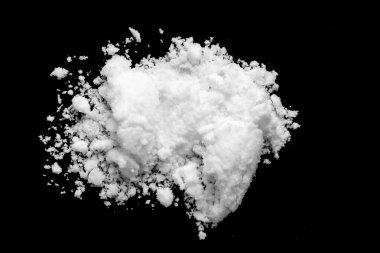 Siyah arkaplanda beyaz kar izole edilmiş. Yakın plan.