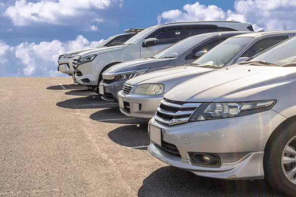 Багато Вживаного Автомобіля Продажу Наявності Небом Хмарами — стокове фото