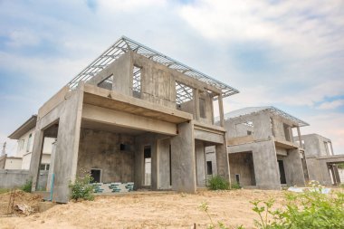 İnşaat sahasında prefabrikasyon sistemi olan yeni bir ev inşa ediliyor.