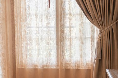 Oturma odasındaki perde iç dekorasyonu