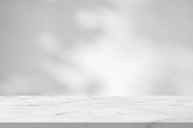 Model ürün görüntüsü için beyaz duvar zemininde ağaç gölgesi olan mermer tablo