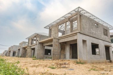 İnşaat sahasında prefabrikasyon sistemi olan yeni bir ev inşa ediliyor.