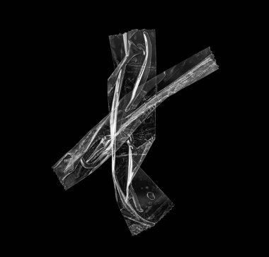 Yapışkan plastik bant siyah arkaplanda izole edildi