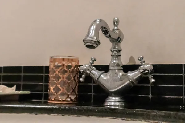 Banyoda Lüks Bir Musluk Var — Stok fotoğraf
