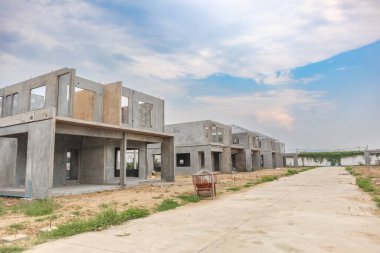İnşaat sahasında prefabrikasyon sistemi olan yeni bir ev inşa ediliyor.