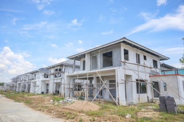 İnşaat sahasında prefabrikasyon sistemi olan yeni bir ev inşa ediliyor.