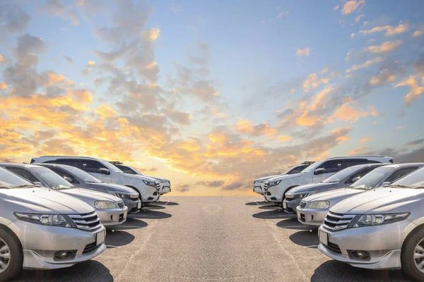 Πολλά Μεταχειρισμένα Αυτοκίνητα Για Τις Πωλήσεις Απόθεμα Ουρανό Και Σύννεφα — Φωτογραφία Αρχείου