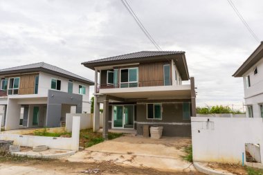 İnşaat alanındaki yeni ev inşaatı devam ediyor