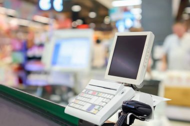 Terminali süpermarkette olan boş kasiyer kasası