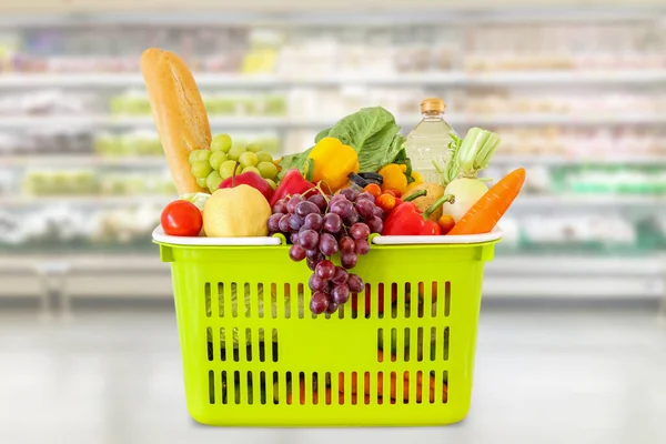 Shopping Basket Fruits Vegetables Supermarket Grocery Store Blurred Background — Stock Photo, Image