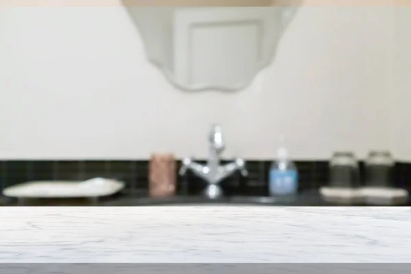 Leere Weiße Marmortischplatte Mit Unscharfem Badezimmerhintergrund — Stockfoto