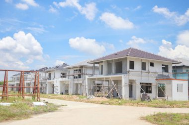 İnşaat sahasında prefabrikasyon sistemi olan yeni bir ev inşa ediliyor.