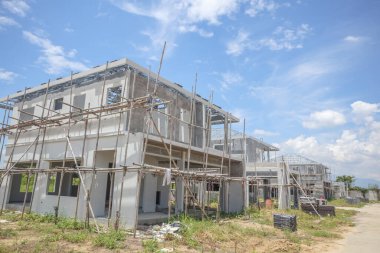 İnşaat sahasında prefabrikasyon sistemi olan yeni bir ev inşa ediliyor.