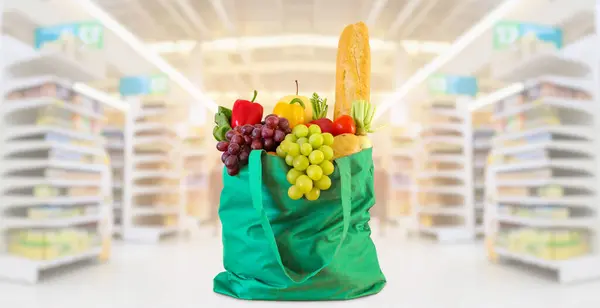Markette Sebze Meyve Dolu Alışveriş Poşeti Bulanık Arka Plan — Stok fotoğraf