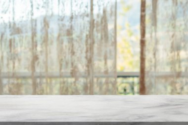 Ürün gösterimi için pencere perdesi soyut bulanık arkaplanı olan boş mermer masa üstü