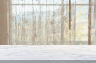 Ürün gösterimi için pencere perdesi soyut bulanık arkaplanı olan boş mermer masa üstü