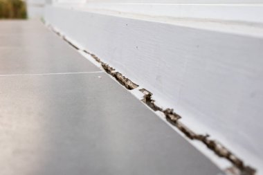 Evin beton zemini çatlamış.