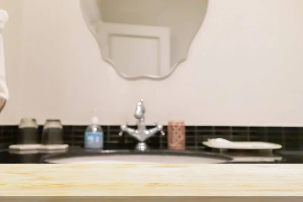 Prázdný Dřevěný Stůl Top Rozmazanou Koupelnou Pozadí — Stock fotografie