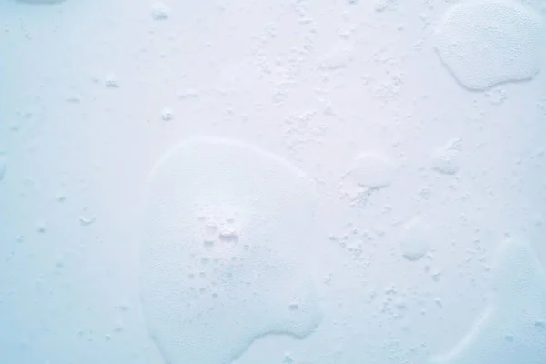 Absztrakt Fehér Szappanhab Buborékok Textúra Kék Háttér — Stock Fotó