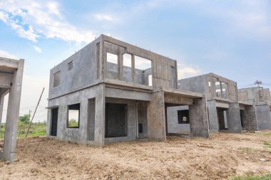İnşaat sahasında prefabrikasyon sistemi olan yeni bir ev inşa ediliyor.