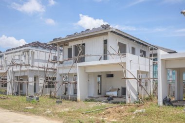 İnşaat sahasında prefabrikasyon sistemi olan yeni bir ev inşa ediliyor.