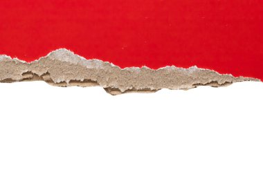 Kırmızı yırtılmış kağıt kenarları beyaz arkaplanda izole edilmiş.
