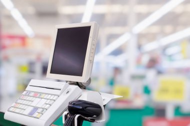 Terminali süpermarkette olan boş kasiyer kasası
