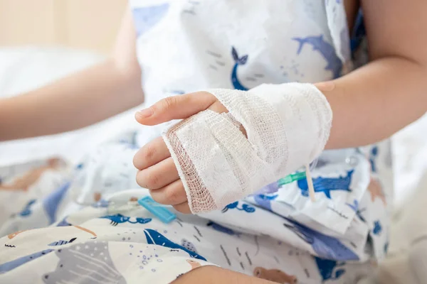 Hastanede Serum Fizyolojik Solüsyonuyla Çocuk Elini Kapat — Stok fotoğraf