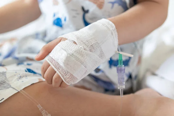Hastanede Serum Fizyolojik Solüsyonuyla Çocuk Elini Kapat — Stok fotoğraf