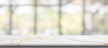 Bulanık mutfak kafesi arka planında mermer masa.